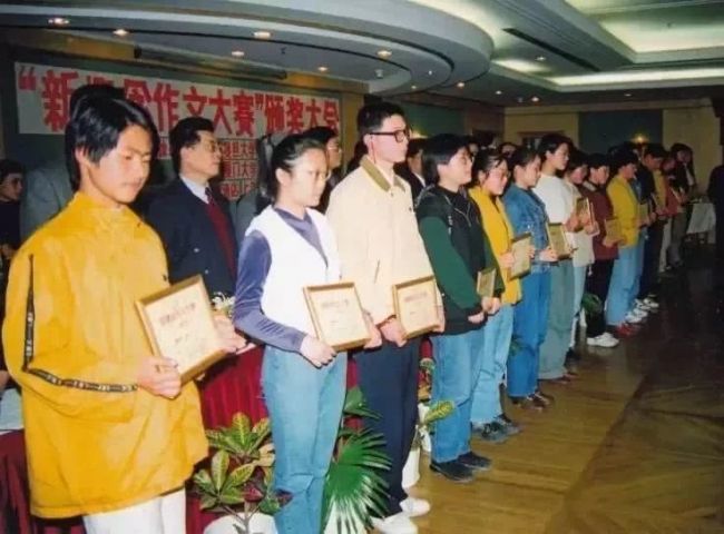 韩寒（左一）获奖