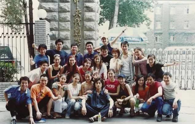 中戏99级，前排中是靳东